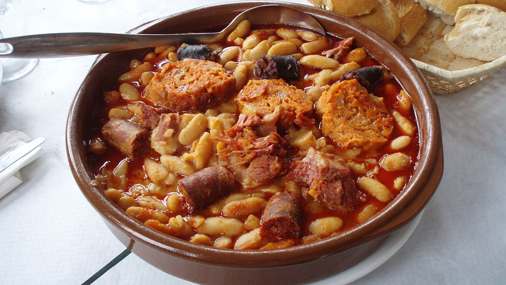 la-tipica-y-rica-gastronomia-asturiana-1920
